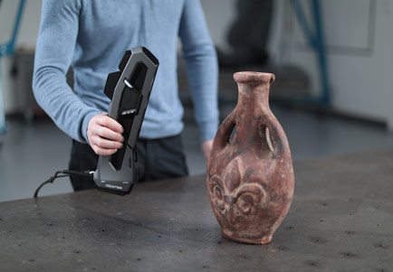 采用几何形状、颜色或目标点进行定位