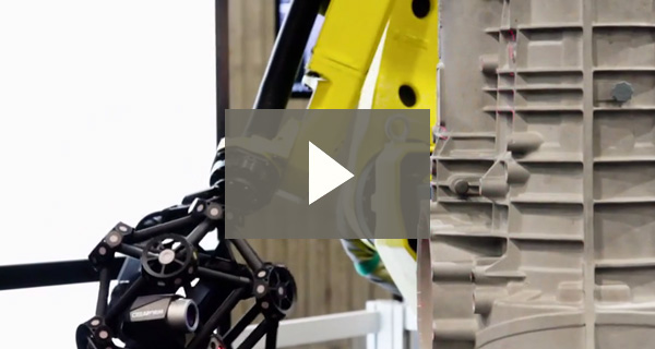 Ispezione automatizzata con scanner ottico 3D Creaform montato su robot per componenti del settore automobilistico