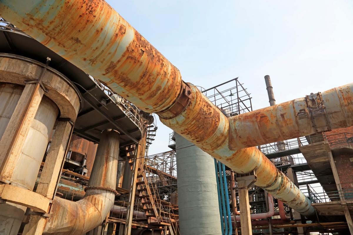 圆柱形和弯曲的老化和腐蚀基础设施。