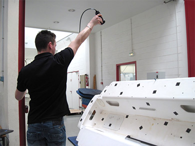 利用 Creaform 的 MaxSHOT 3D 技术进行照相测量。