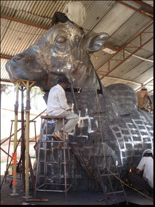 The birth of a 12-ft tall metal bull