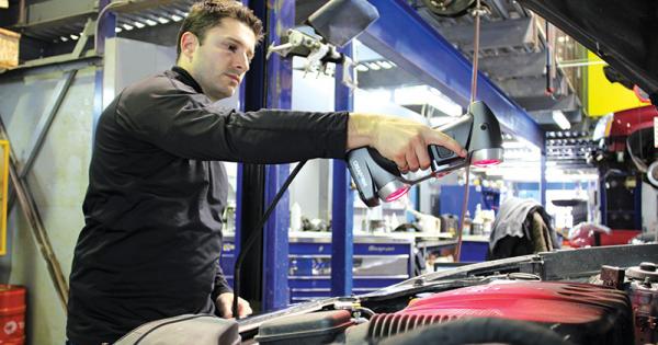 HandySCAN 3D - Scansione 3D del cofano di un'auto HandySCAN 3D - Scansione 3D del cofano di un'auto